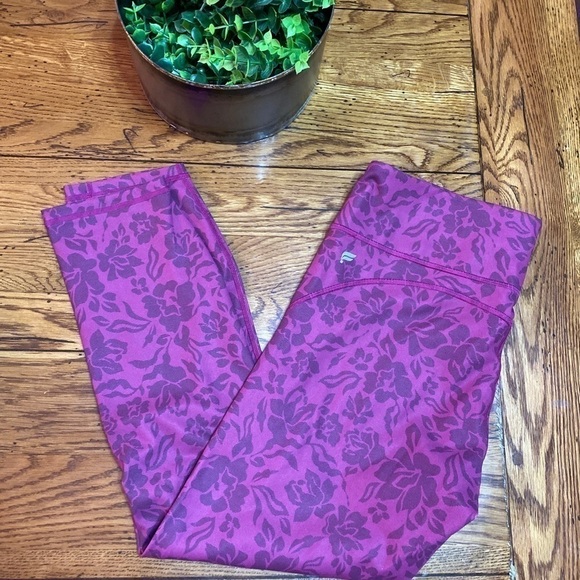 Fabletics Mid Rise Printed Primrose Raspberry Pureluxe Capri Leggings M - Picture 10 of 10